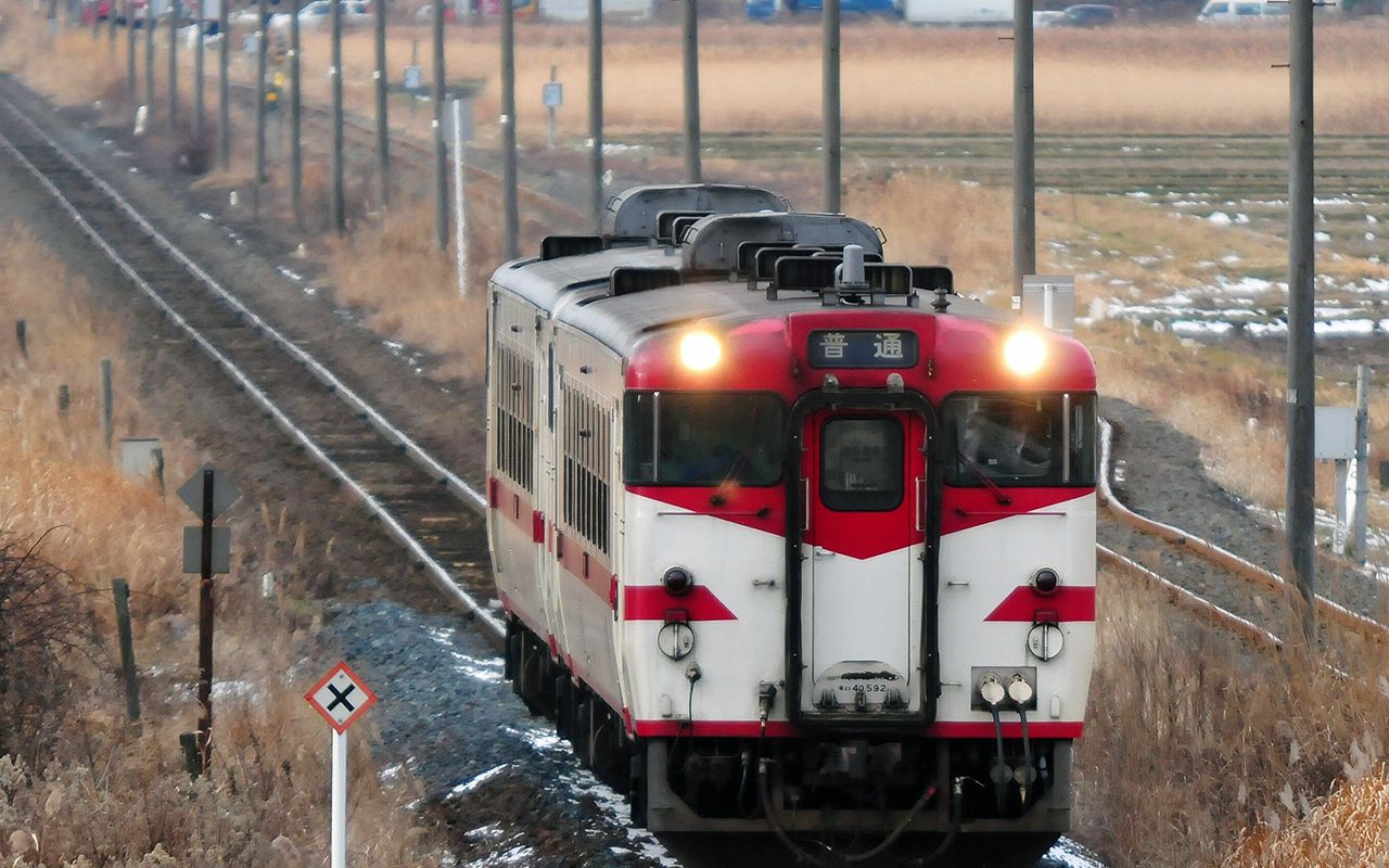 エンジン音を響かせながら気動車が駆け抜けるＪＲ八戸線。沿線住民にとって重要な生活路線だ＝八戸―長苗代間