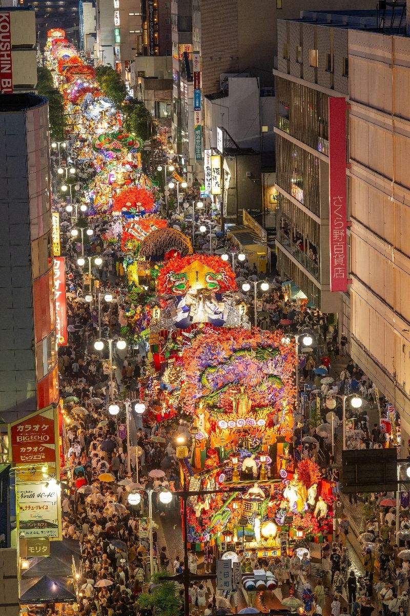 光り輝く山車が並ぶ前夜祭（八日町中央パーキングから許可を得て撮影）