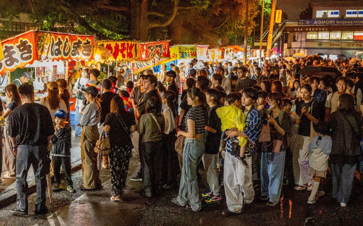 前夜祭は出店周辺もにぎわった