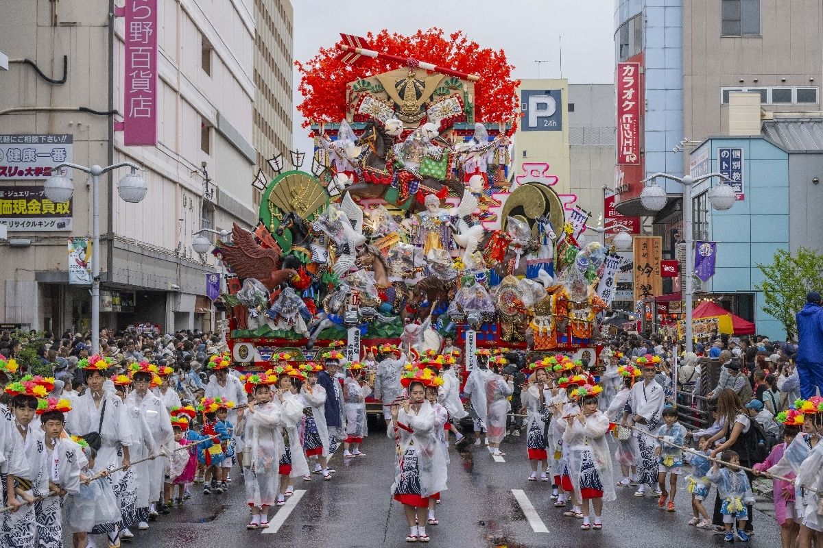吉田産業グループ山車組の「お通り」