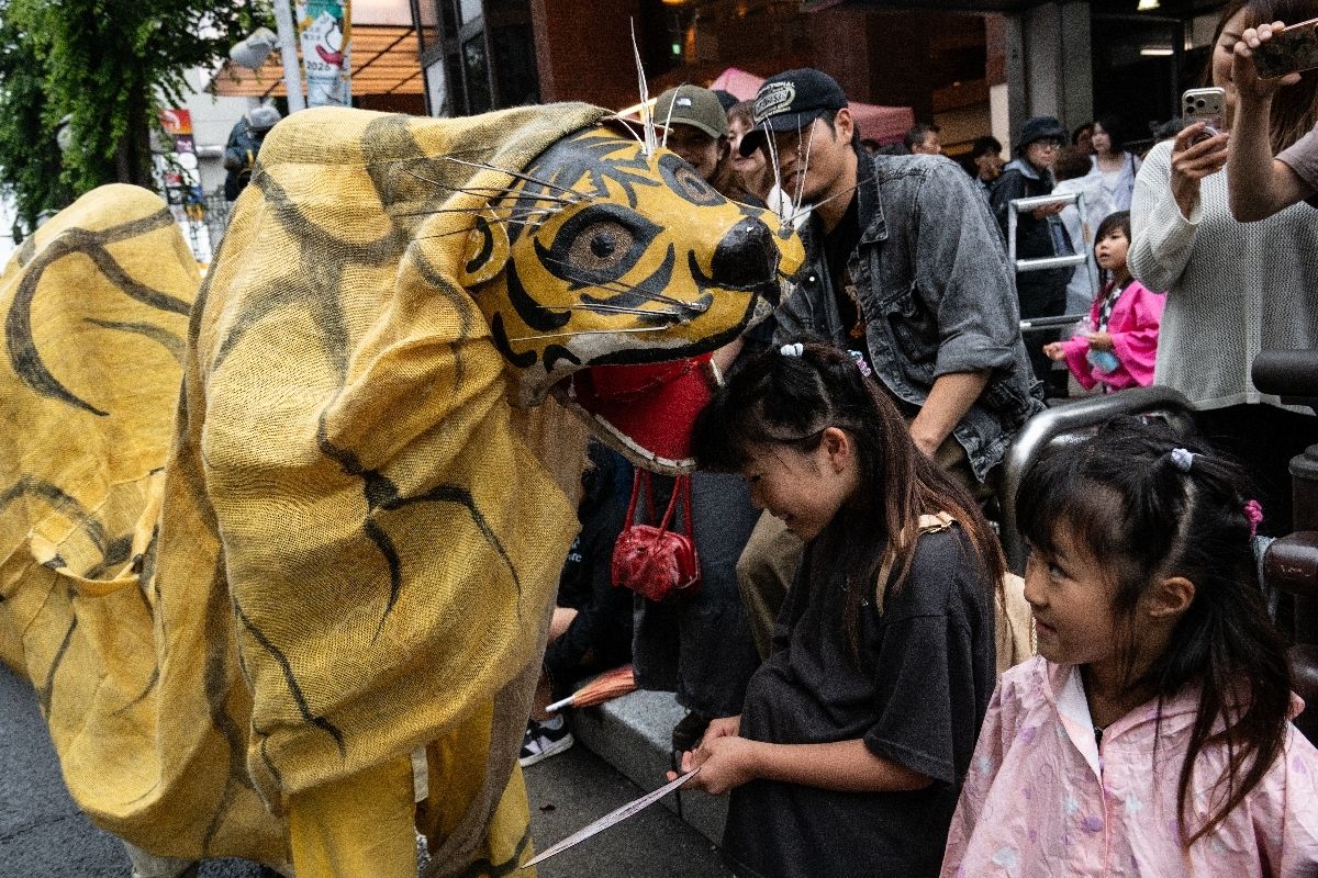 虎舞が頭をガブリ