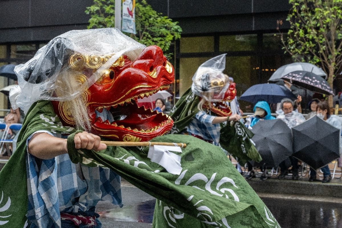 「お通り」は雨模様。大神楽にもビニール。