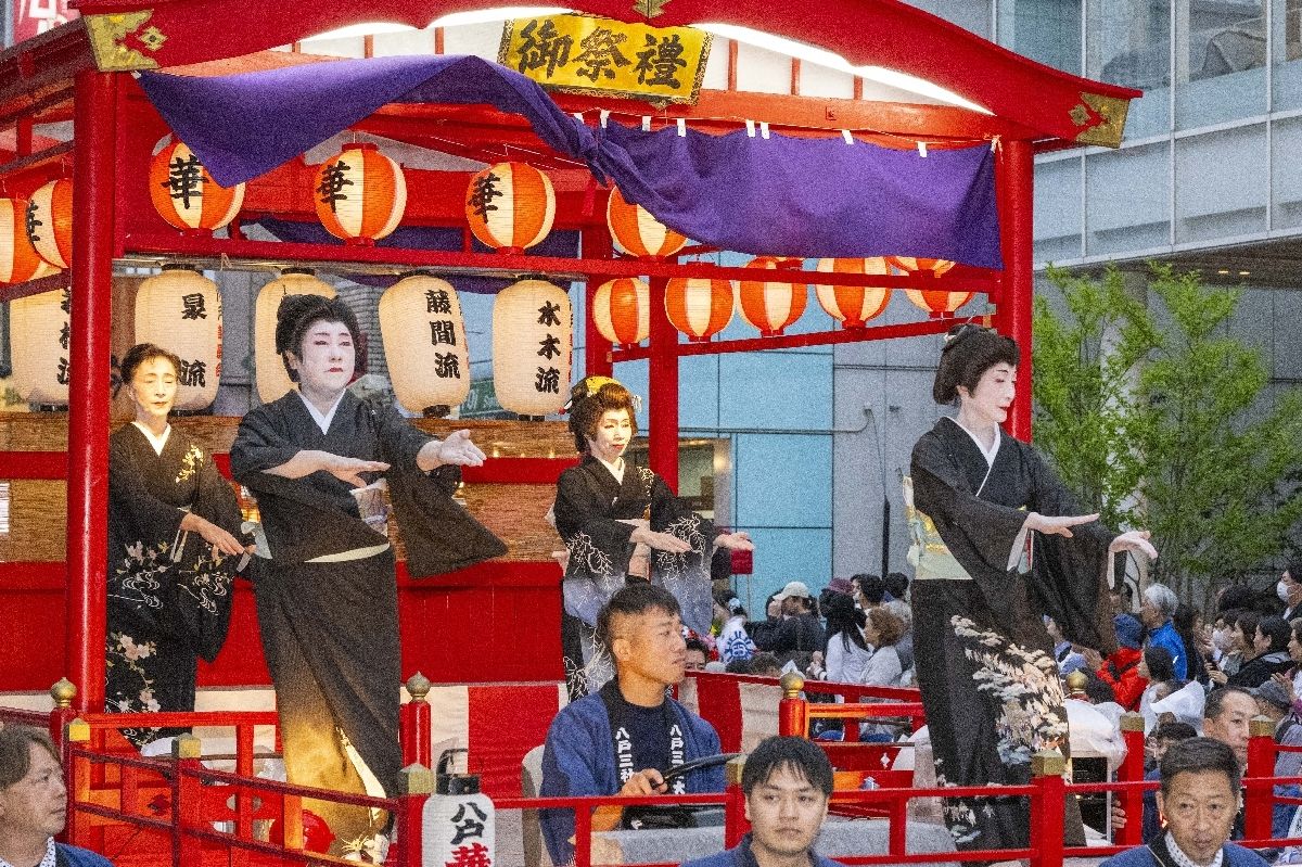 流麗な踊りで行列の最後を締めくくる花屋台
