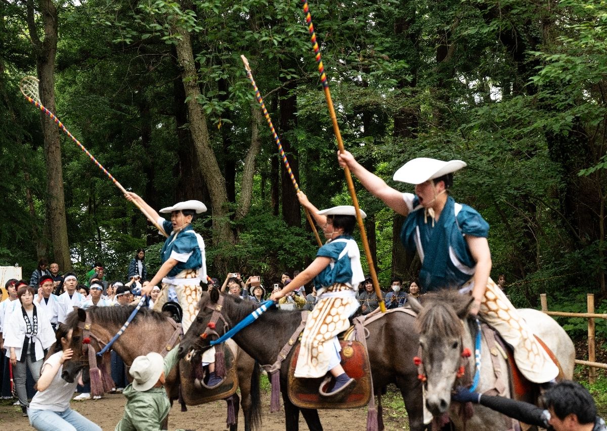 戦いに勝利し、勝ちどきを上げる騎士＝２日