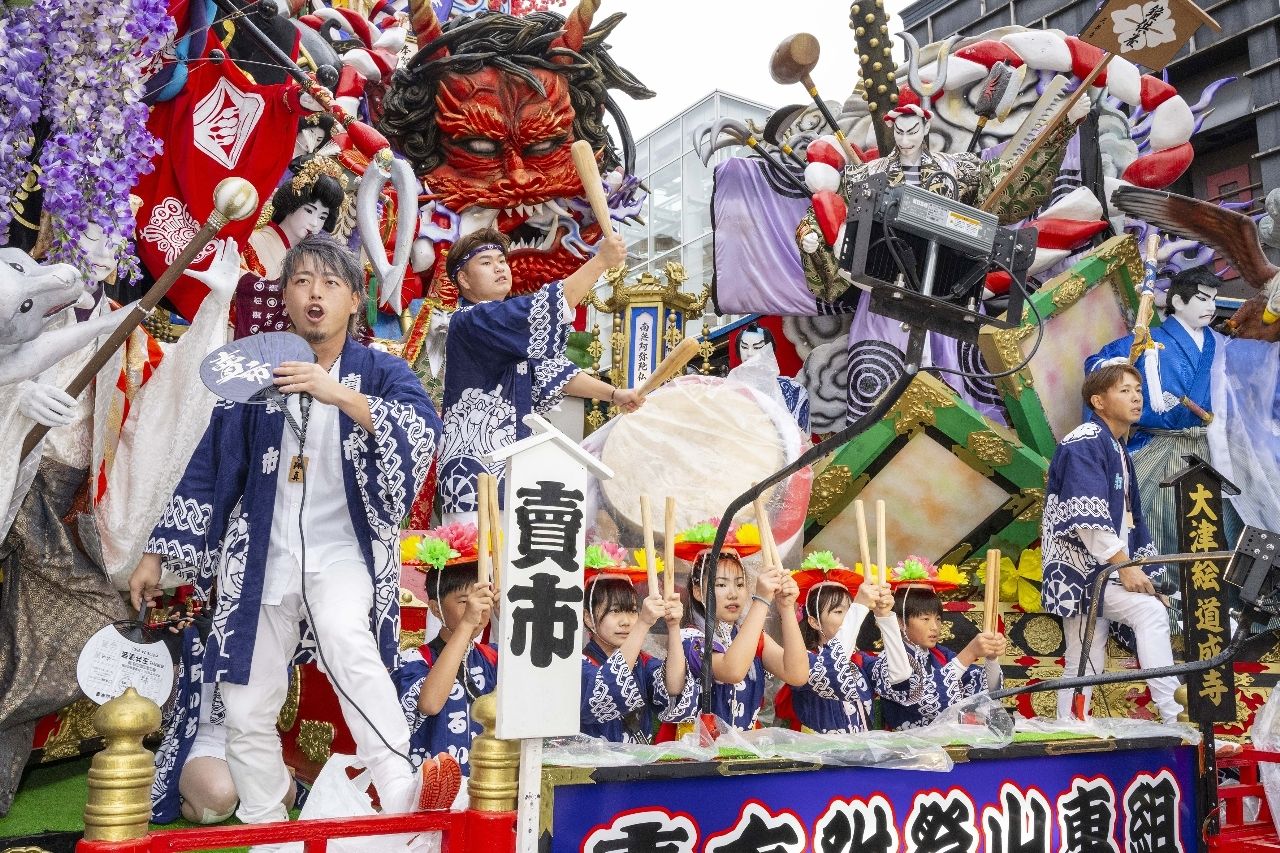 威勢の良いお囃子が名物の売市附祭山車組＝１日