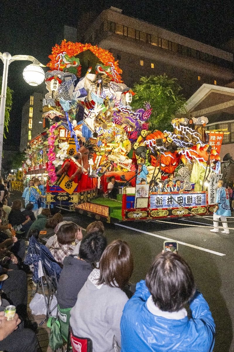 山車がきらびやかに闇夜に浮かび上がった夜間運行＝２日、八戸市中心街