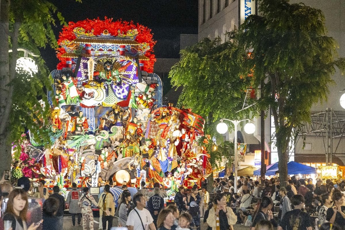 輝く山車が幻想的な空間を演出した夜間運行＝２日、八戸市中心街
