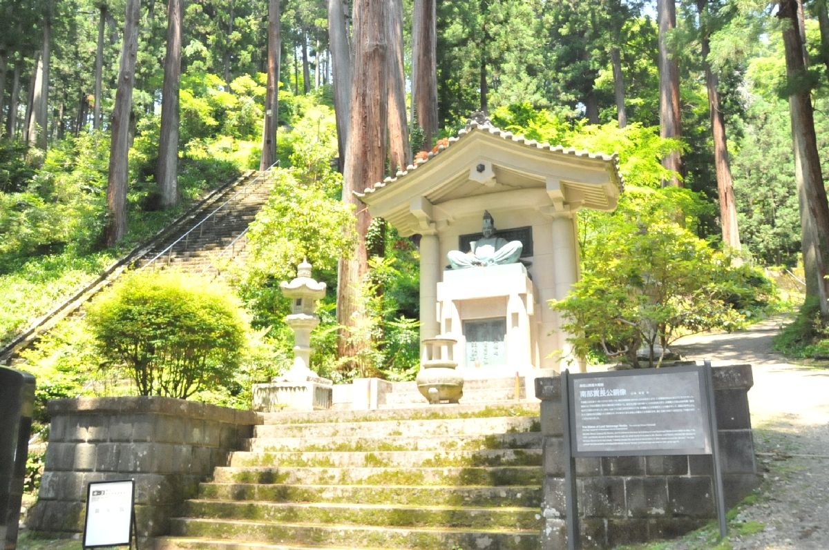 日蓮宗総本山・身延山久遠寺の名物といえる287段の菩提梯。その脇に南部(波木井)実長像が鎮座する