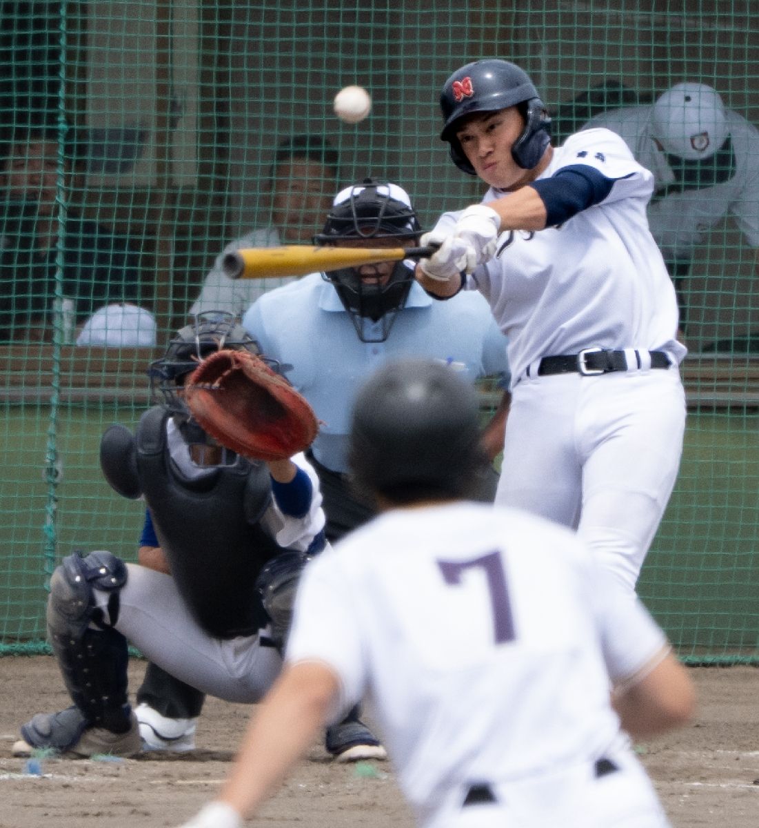 【１回戦・柏農・五所工―上北連合】７回上北連合２死二塁、松舘侑希（野辺地）が左越え適時打を放ち、２―１と勝ち越す＝六戸メイプル