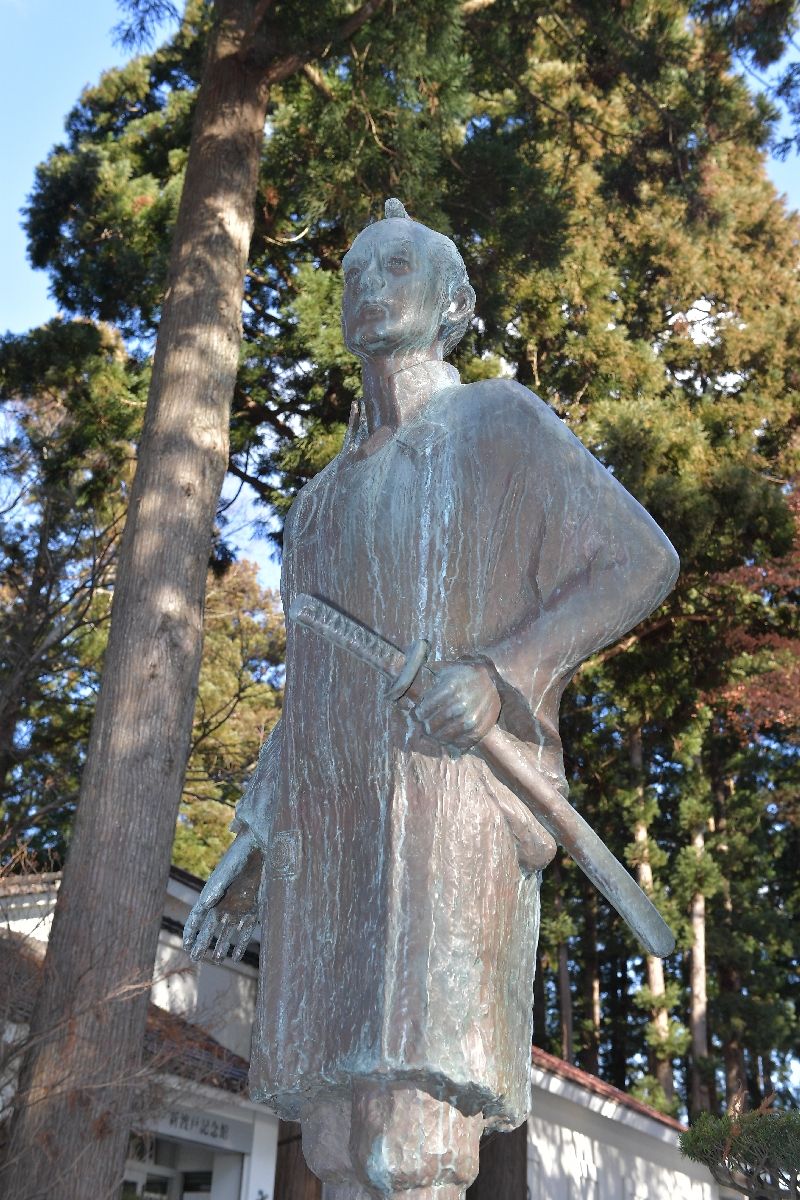 新渡戸家をまつる太素塚(十和田市)にたたずむ新渡戸十次郎の銅像