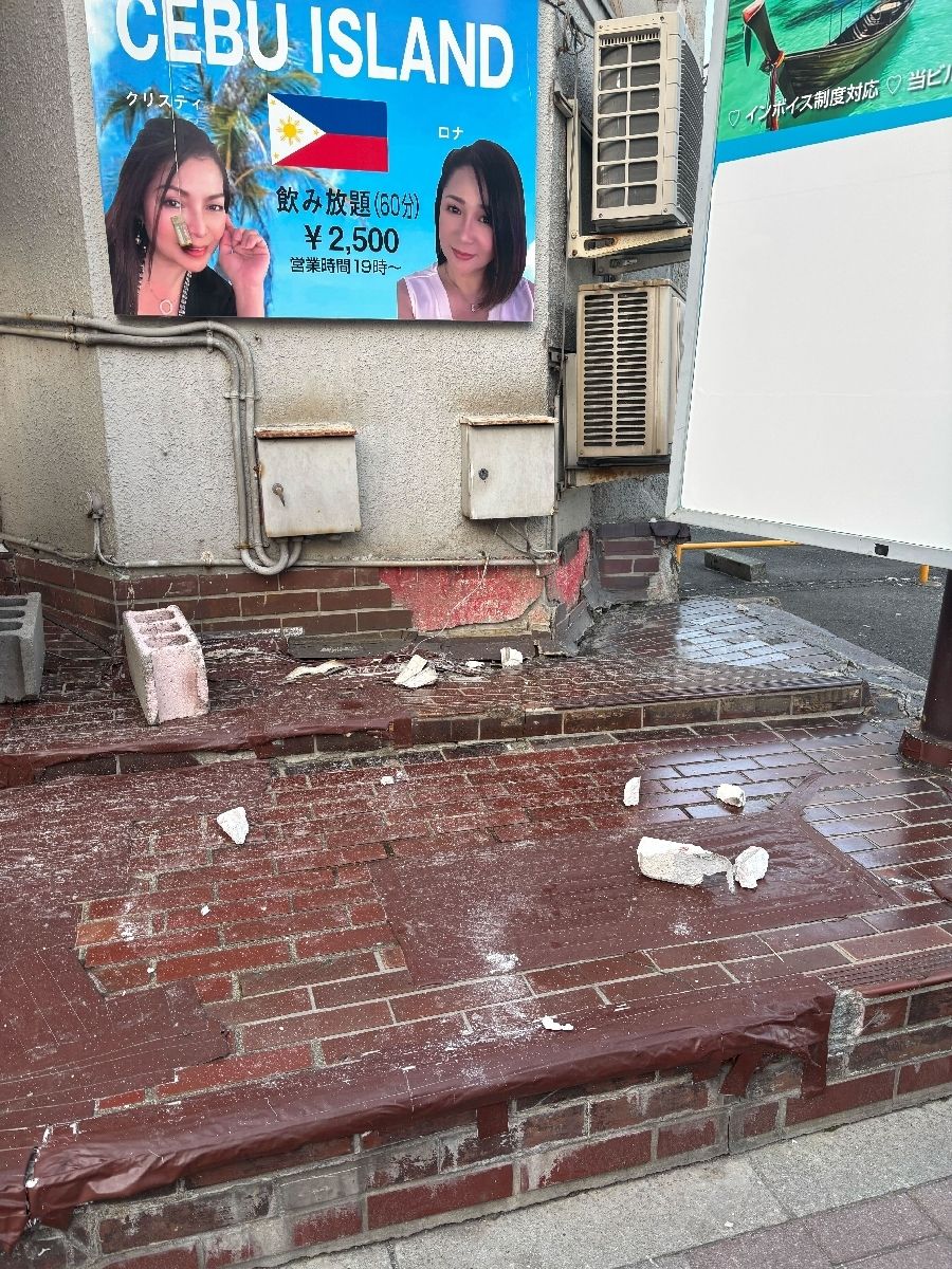 八戸市中心街では建物の壁の一部が崩れていた