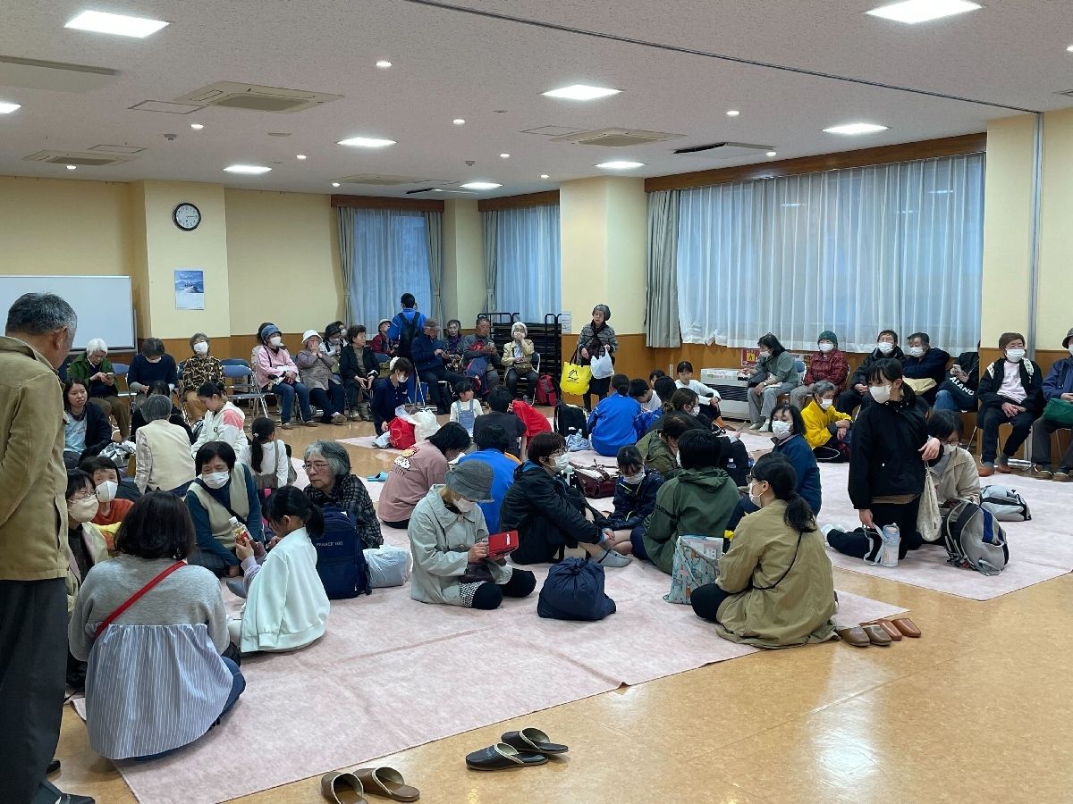 津波警報の発令で、避難所となった小中野公民館。多くの地域住民が集まった