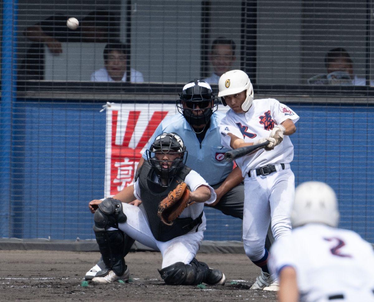 【１回戦・大湊―弘中央】４回大湊１死満塁、竹山が中犠飛を放ち１点を先制する＝青森市ダイシンベースボールスタジアム