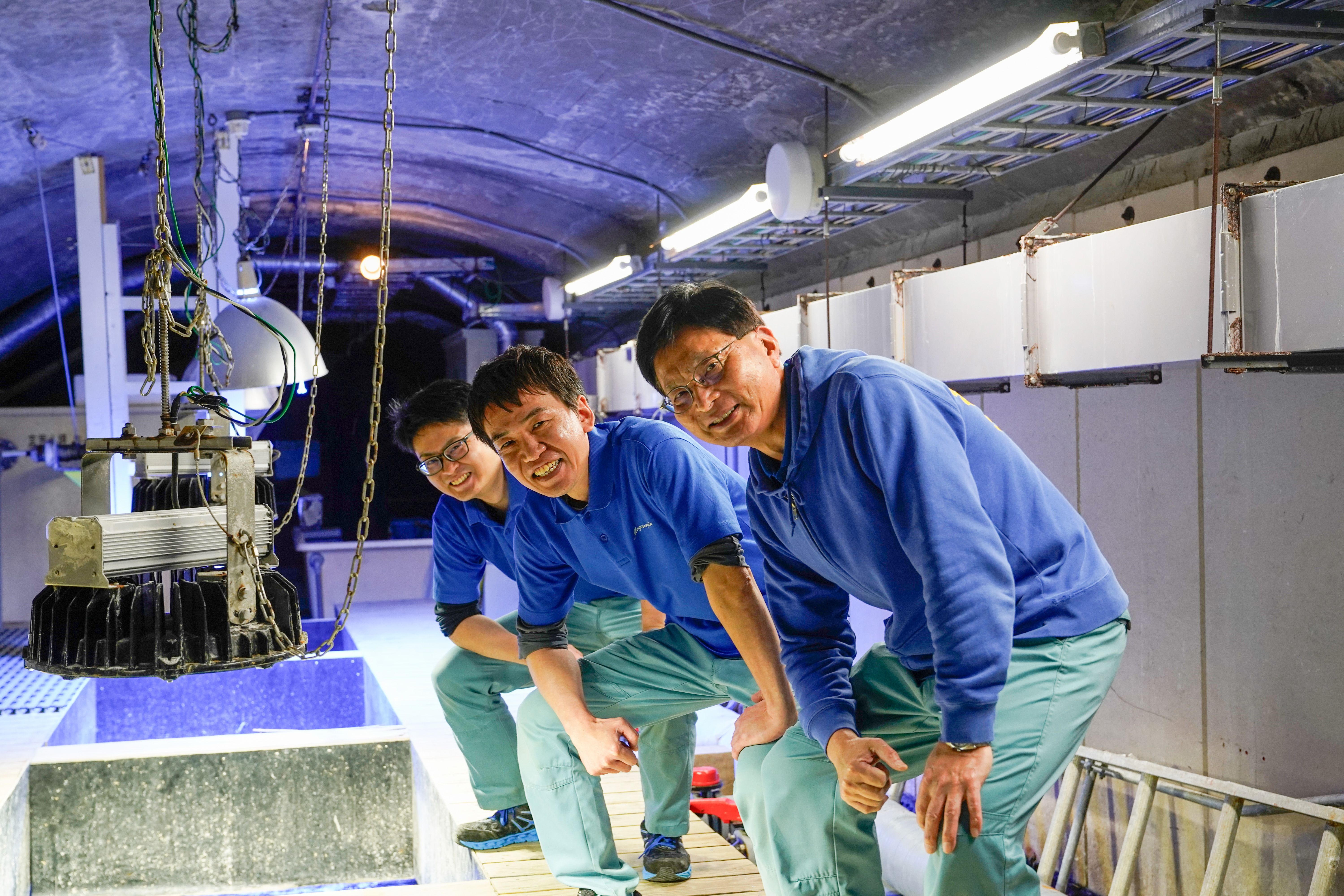 久慈地下水族科学館もぐらんぴあ(左から)宇部匠海さん、関合雅敬さん、館長の宇部修さん
