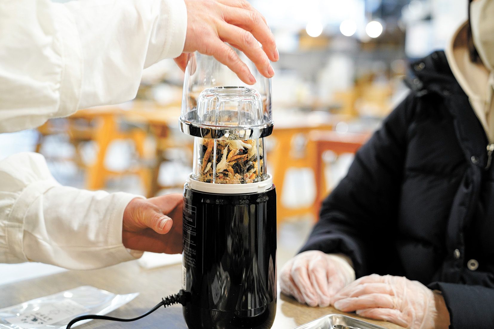 1.紙コップがいっぱいになるまで好きな素材を入れる。
煮干しの苦みが気になる場合は頭とはらわたを取り除く。