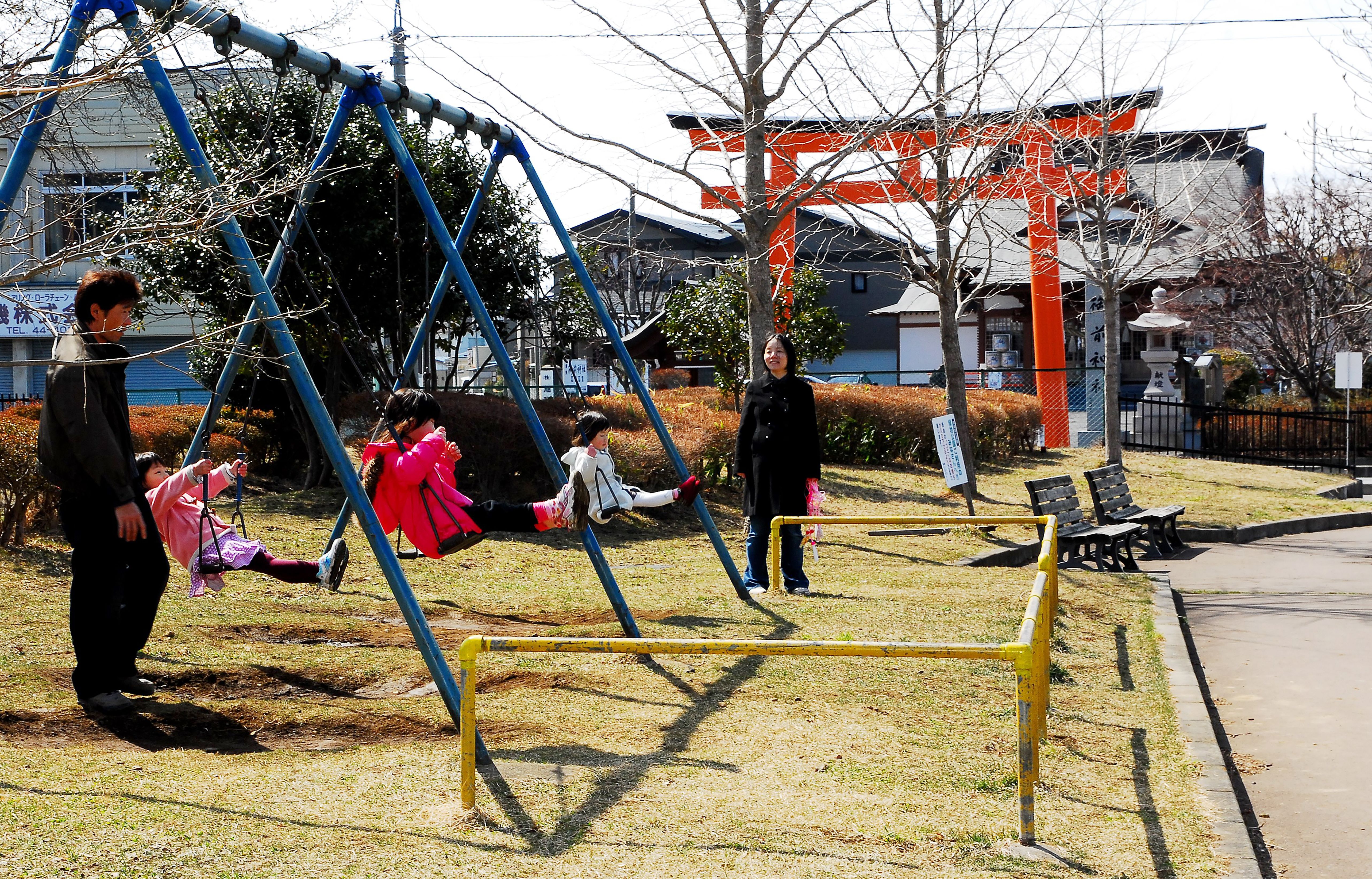 【写真説明】湊駅の跡地に整備された新堀公園。奥に見えるのが御前神社＝八戸市小中野８丁目