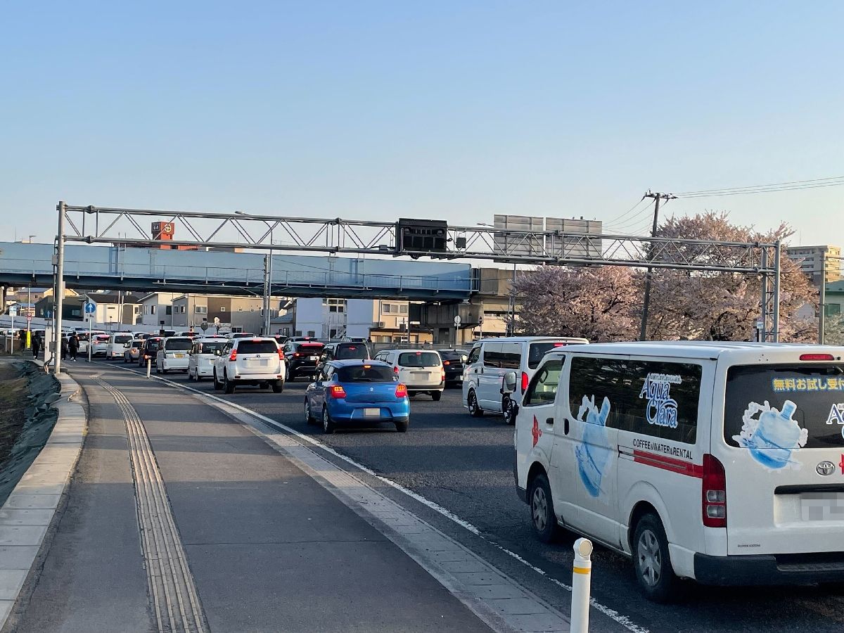 帰宅ラッシュを襲った地震。国道号は渋滞している＝２０日午後５時半ごろ