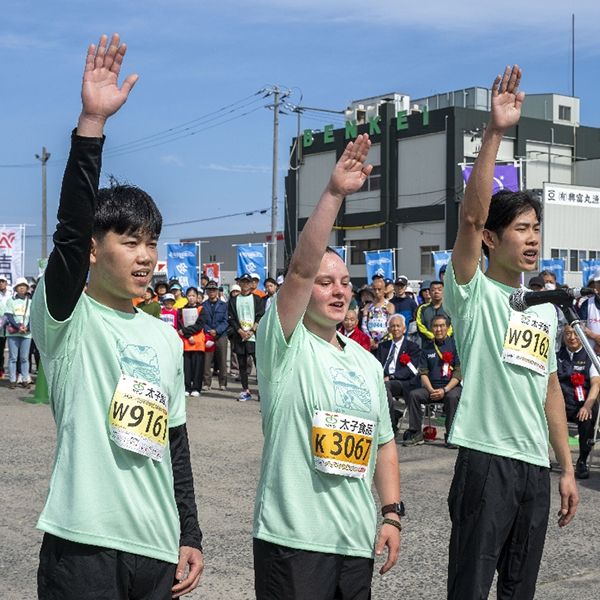 満開になった桜と八戸大橋のコラボ２