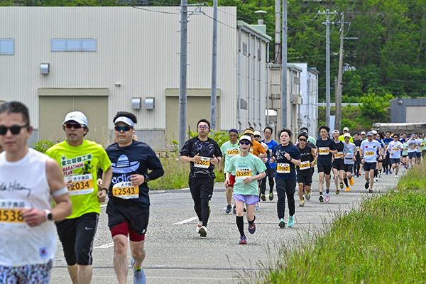 満開になった桜と八戸大橋のコラボ２