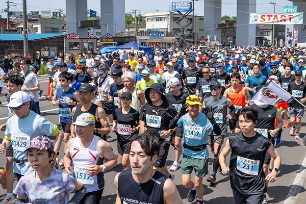 満開になった桜と八戸大橋のコラボ２