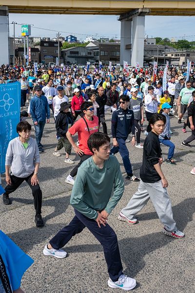 満開になった桜と八戸大橋のコラボ１＝館鼻公園