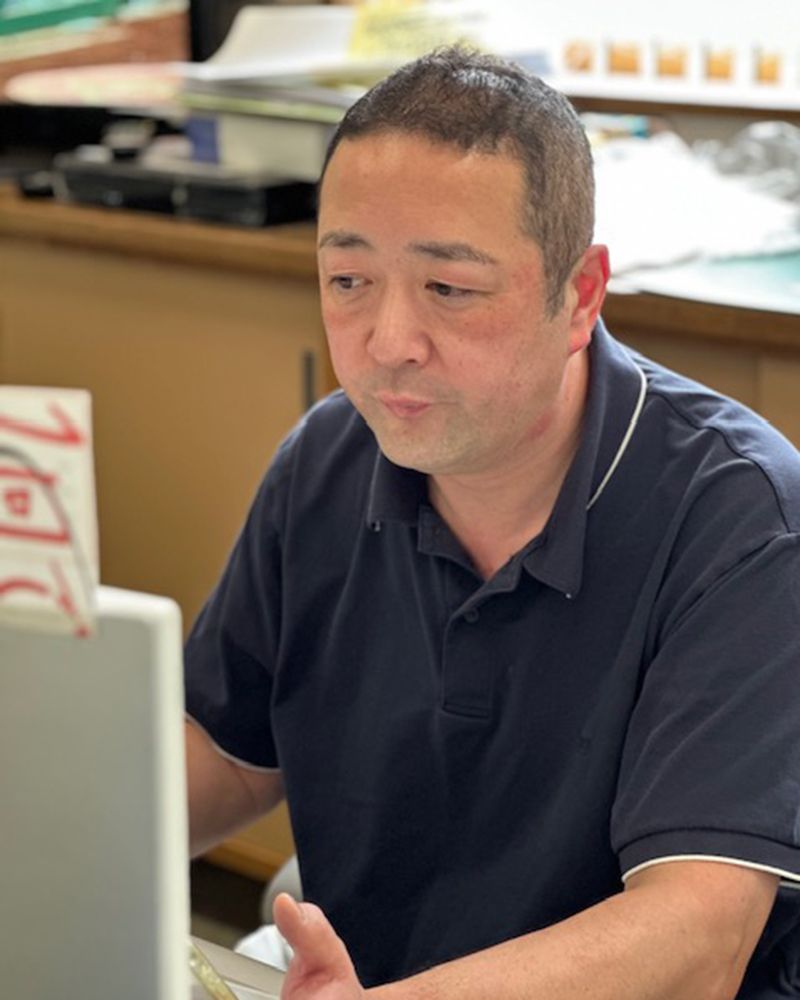 パソコンに向かう横浜大介店長